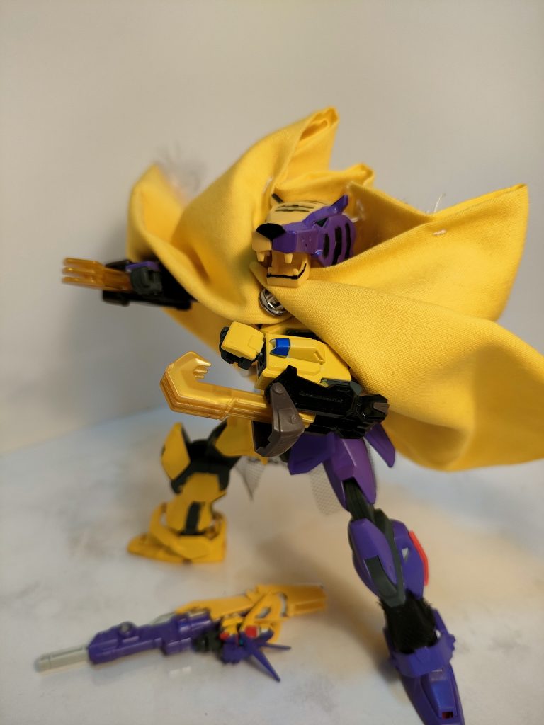 ファーがあしらわれた黄色いマントは、ミッションクリアの特典パーツらしいが、別に防御力等は無い!これも威厳とカッコ良さ重視のただの飾りだ!