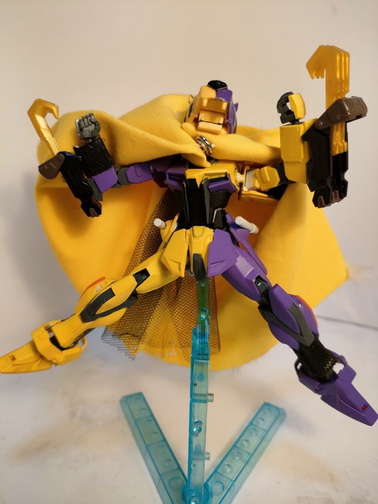 彼の姿をよく見てみると、ストライクガンダムの改造、しかも何故かわざわざあの伝説のビルドストライクを、左右斜めにアシンメトリーのカラーリングをしているが、紫まで入れる理由はわかっていないぞ!