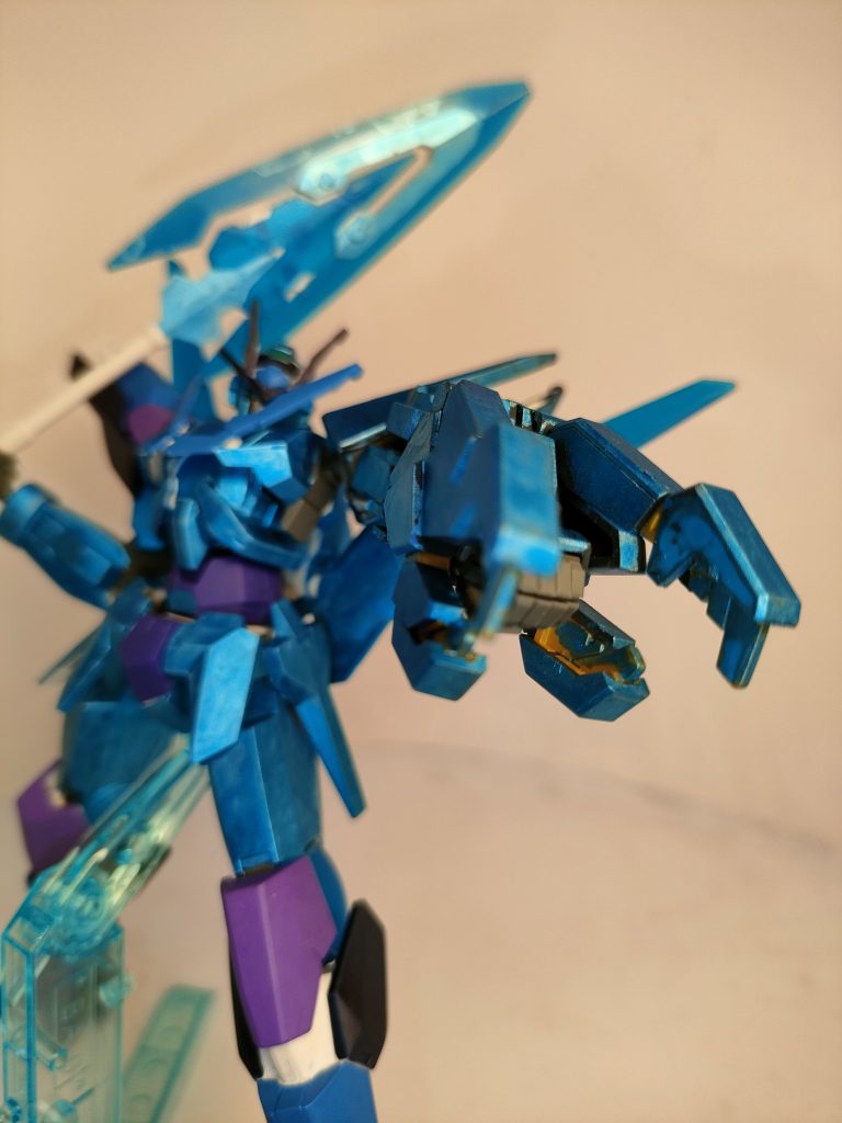 こちらはユニコーンガンダム2号機の左腕の巨腕を移植した腕。この装備だけは宇宙世紀だが、こちらも相手機体を掴むとたちまち氷結する効果を持ち、捉えるか握り潰すかの攻撃も可能。「貴方は甘いです!真火を燃やしてふぶっ潰します!」