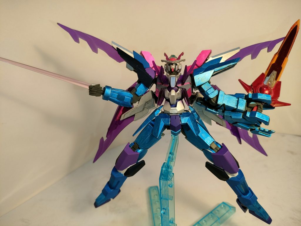 実はトランザムを発動すると形態が変化する非常に珍しい機体で、これがGBNのシステム的には必殺技に該当するという。この状態は「ディープスペクターモード」と呼ばれ、戦闘力は著しく上昇し、凶暴性が増した戦い方を展開。粒子は青色から禍々しい紫色へと変化し、深淵を覗いて真火を燃やしたことにより到達したフォームとのこと。なんのこっちゃ…。