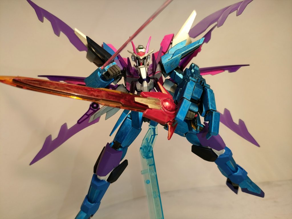 さらにここからトランザムバーストする事で、背面の羽根を広げた「ゲキコウモード」へとパワーアップ。このモードになるとプレイヤーのグリスブッキー氏は「祭りの始まりぶっきいぃぃぃ!!!」と怒声混じりの奇声を上げて襲いかかる…大丈夫かこの子?相手プレイヤーはフィールド中とブリザードガンダムから発生する紫の雷と紫炎、紫雪に見舞われ、コントロールを失う。その隙をすかさず、ビームサーベルと、獄炎に染まるディープスラッシャーに切り裂かれるのだ。