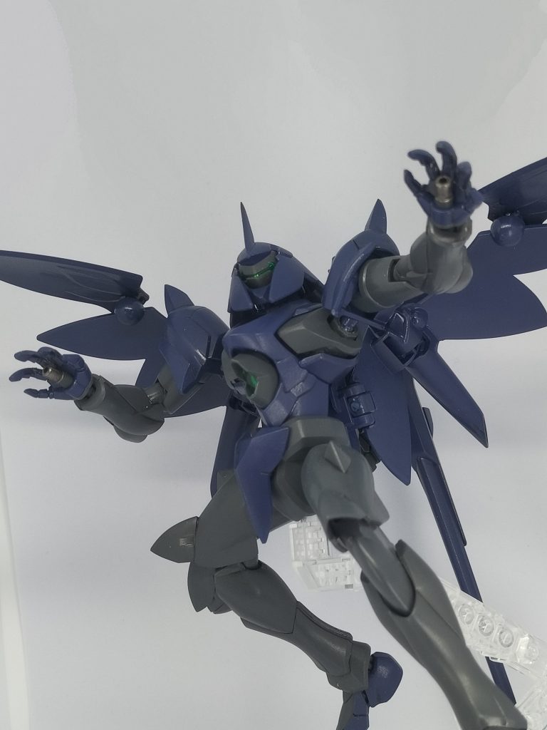 色分けよし、可動よしで合わせ目さえなんとかできればかなり化けるキットです。惜しむらくは再販率の低さか。他のMSとはかなり違うデザインでヴィジュアル的にも楽しめます。ガンプラ人気が高まった現在、もっと多くの人に作ってもらいたいキットですね。