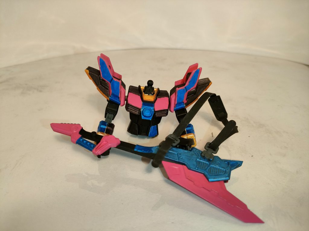 ビート単体です。実はちゃんと置き場所として肩を作ってます(笑)GMGMの胴体と、ガードフレームの腕、そして名前を失念しましたが、レコンギスタビルド版の肩を使って、ビートのネオンカラーリングに仕上げてます。ちなみにギターは市販のやつをそのまま塗っただけです(笑)