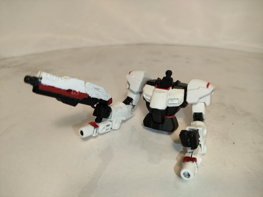 マグナムも同様に、置き場所として肩を作ってます(笑)腕だけは、マグナムの内蔵ガンが再現できるよう、忍パルスガンダムの腕を使い、それ以外は全部ガードフレームです。これはカラーリング的にも一番やりやすかった(笑)マグナムシューターは、元キットを塗っただけなので取り外し可能ですよ〜。