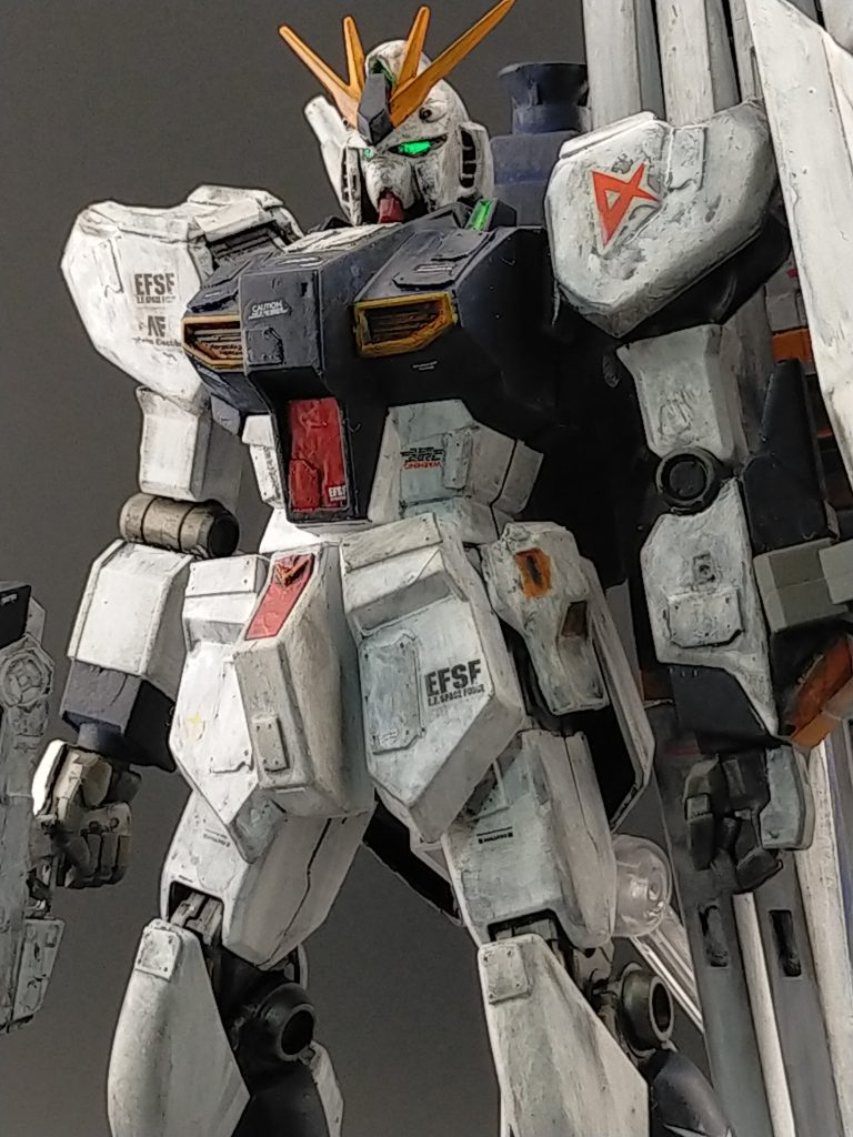 本体は両腕を短縮化の他、頬を削っています。後、プラバンを貼り付けた後にピンディバシスで穴を開けたりしてディテールを上げています。