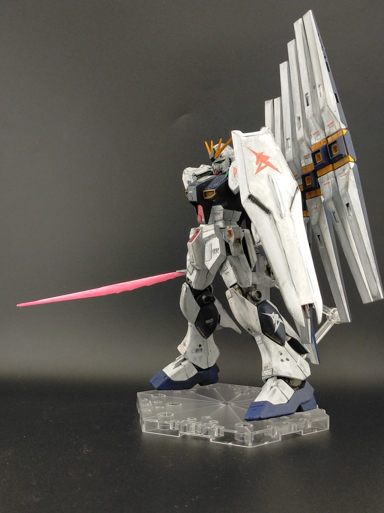 塗料乾燥後に一度、水性のトップコートで保護。水転写デカールを貼って、その後U-35でウオッシングと墨入れ。