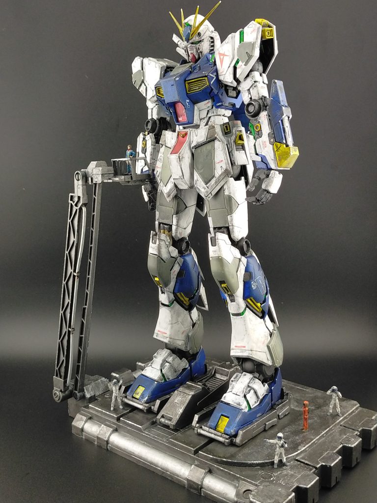 作成はすべて筆塗。カタパルトはかなりの大きさがあるので、カタパルトと格納庫だけで、一瓶近く使用してしまいました。