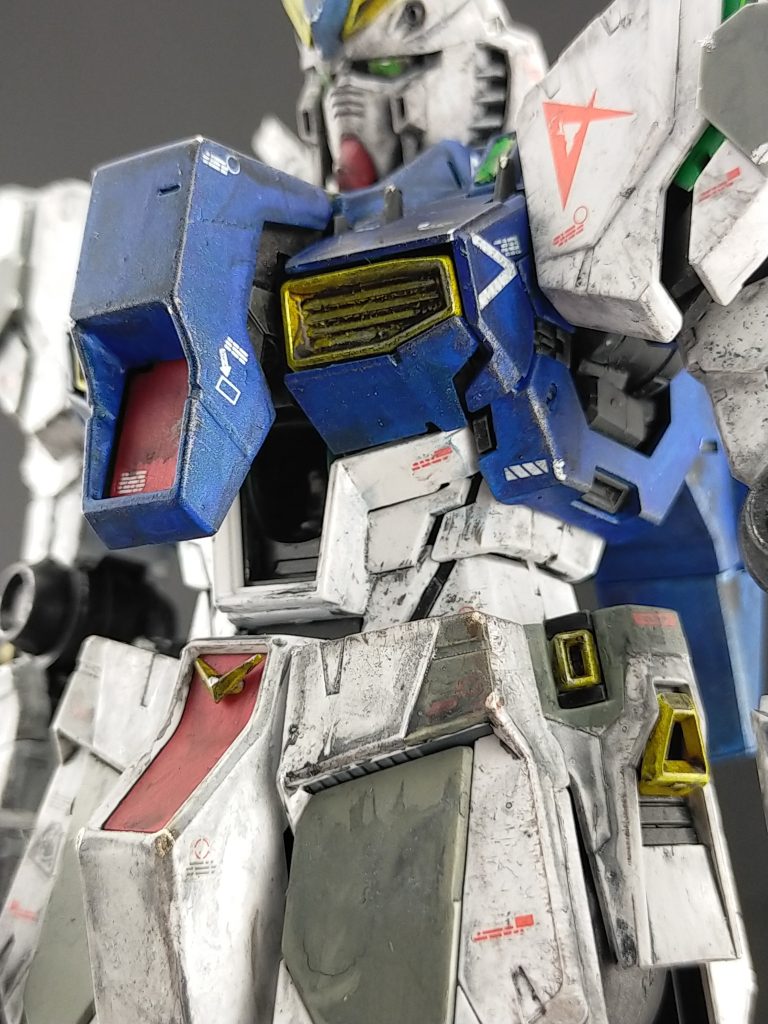 パーツが多すぎて手持ちの塗料棒が足りなくなったので、１００円ショップでクリップと竹ひごで自作して本数を増加させました。