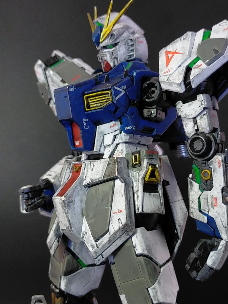 わかりにくいのですが、サイコフレームは蛍光グリーンを使用したので、ＵＶライトで光ります。ツインアイセンサーはＨ－ＥＹＥＳを使用してみました