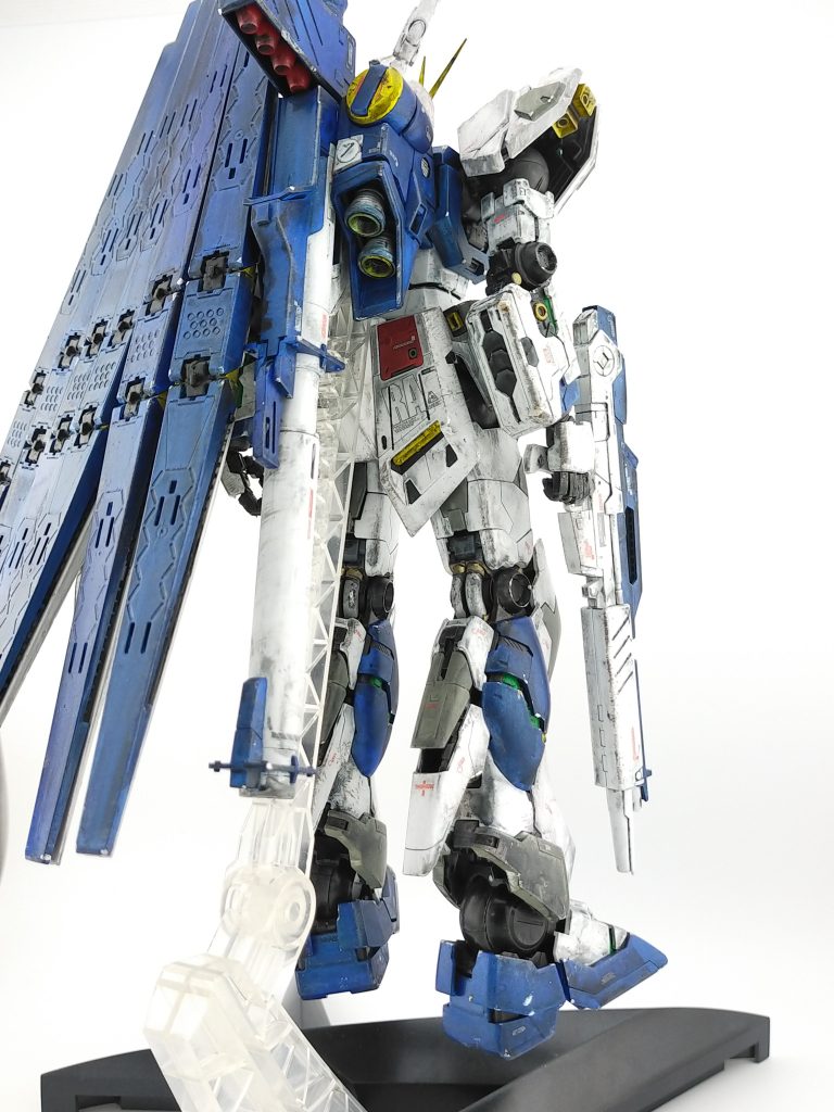 専用スタンドもメタリックブラックで塗装しています。