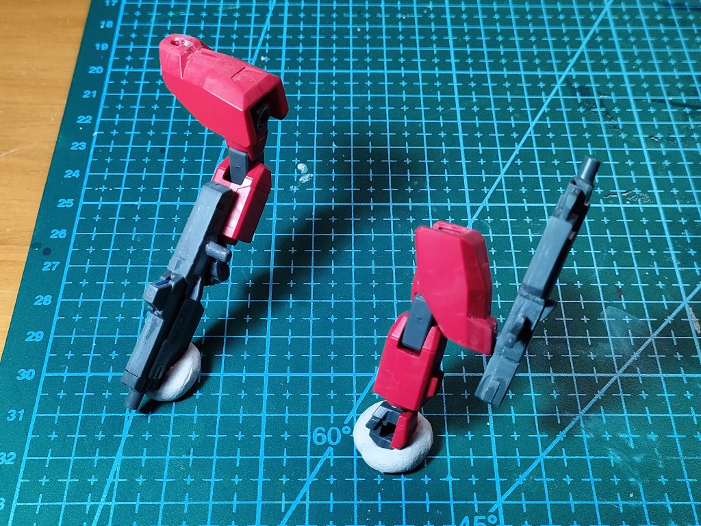 MA形態の肩アーマーに二連装砲を取り付けるための杭と穴を作ります。