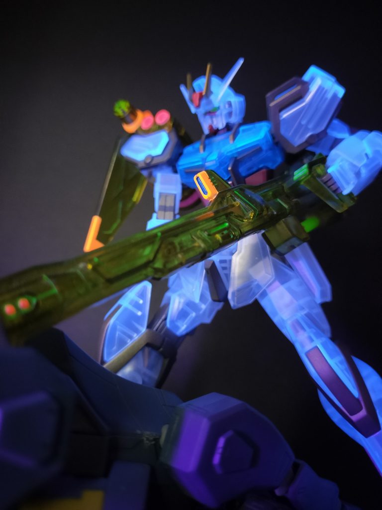 部分スミ入れに蛍光グーリンが映える胴体クリアブルーには蛍光クリアを吹いてます