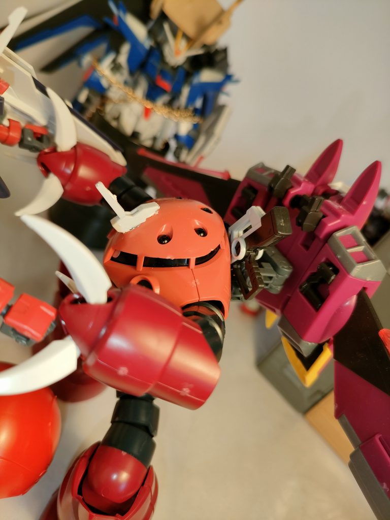 止めろシン!確かにハロは飛んだりはねたりする愉快でカワイイ、元々は俺がラクスの為に作った自慢のマスコットロボだが、もう少し繊細に扱え!ボール遊びじゃないんだ!!なにもわかっちゃいないんだお前は!!!!