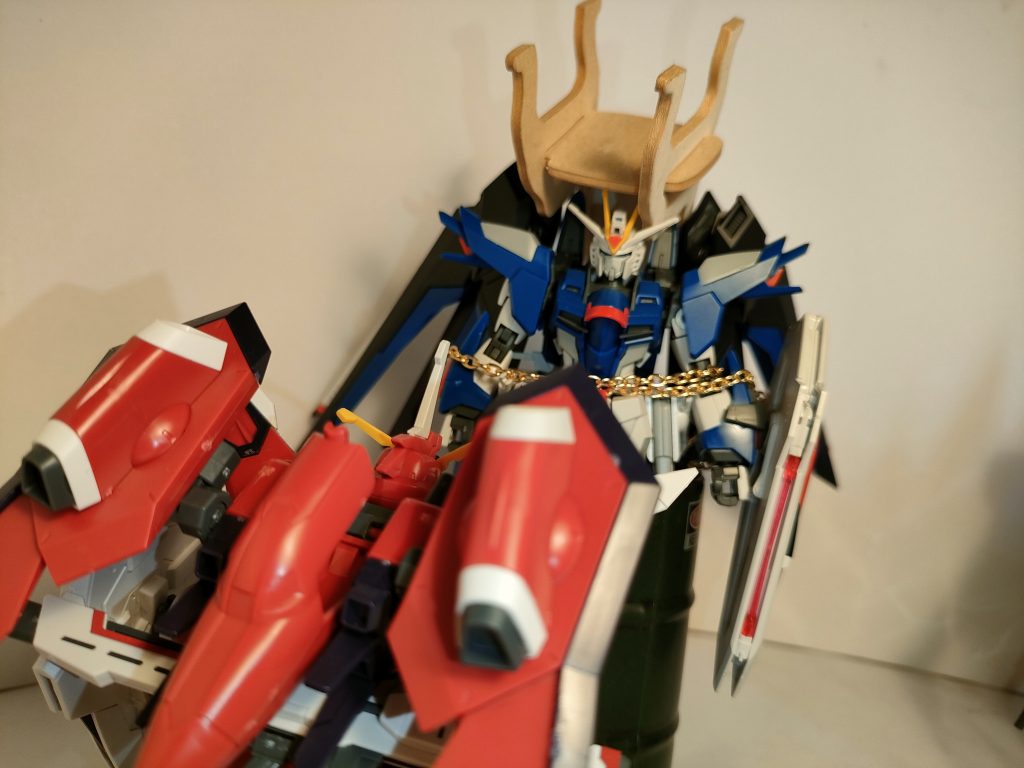 「シン…確かにハロは飛んだりはねたりするしスモークもたける何気にハイテクロボだ。でも…一応精密機械で、繊細なロボットでもあるコミュニケーション用でもあるから、ルナマリアと二人で、優しく可愛がる扱いをしたらいいと思うんだ…(助けてシン、ラクスに縛られて…また揚げ物を沢山…食べさせられる…)」「隊長…!流石です、俺間違ってました!もっとハロをルナと一緒に優しく可愛がります!」