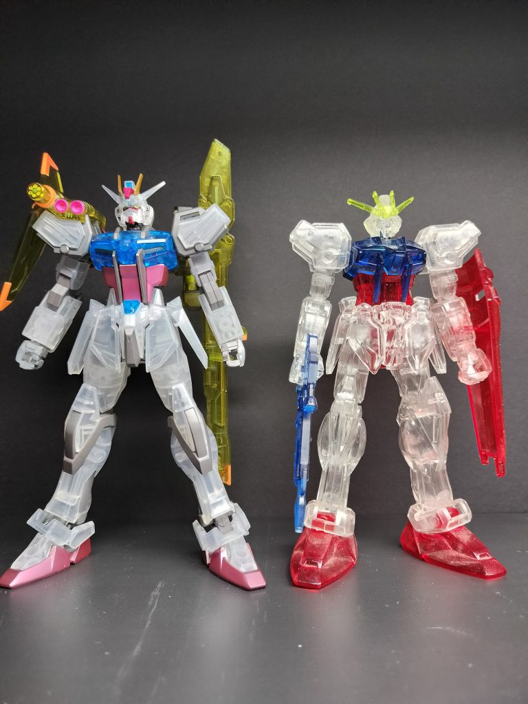 パーツ取られた旧ストライクと