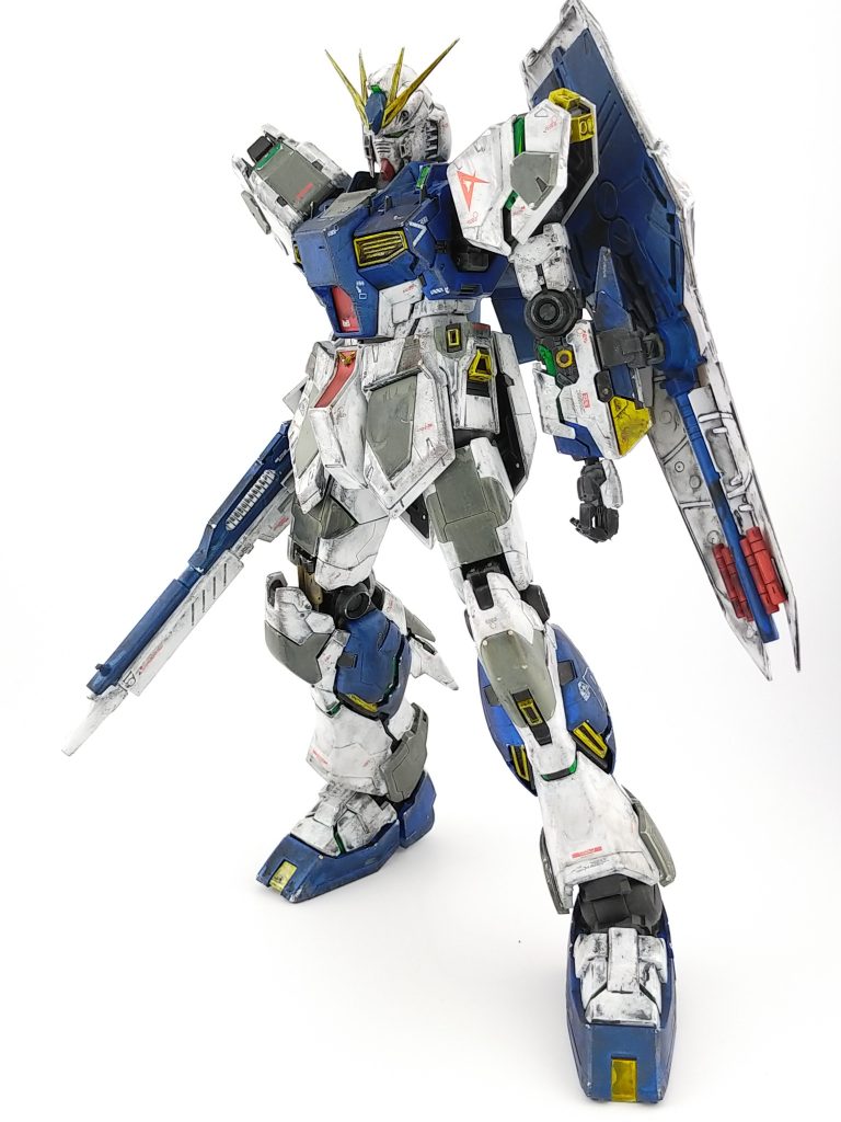 白はガンダムホワイト。青はメタリックブルーを中心に調色。黄色・赤はシルバーの上からクリアイエローとクリアレッドでアクセントをつけてみました。