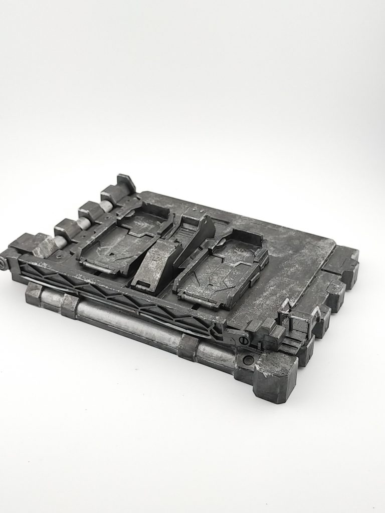 カタパルトベースは焼き鉄色をベースにフラットアルミやクロームシルバーを使用してピッチングを行っています。なかなかの大きさでした