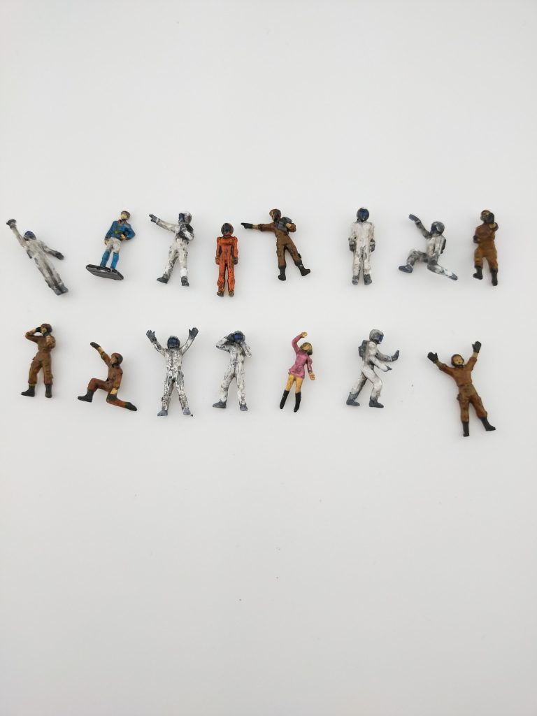 νガンダムに付属のアムロと、その他の皆さんはルーペを使用しましたが、こちらは、ターナーのアクリルアッシュで塗装後に半光沢のトップコートをしています。細かい作業は集中力がいるので休みの日でないとなかなか取り組めないので時間がかかりました