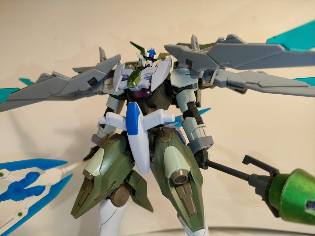 プレイヤーとのバトルではやたらとふてぶてしい動作を取るこのプレイヤー。そういうロールらしいが、機体にまで反映させるとは中々凝り性のようだ。だが、実際威圧されるプレイヤーは多いらしく、効果はあるようだ。