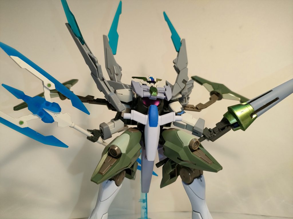 武装とセンサー系統も、トランザムフルバーストしたことにより、爆発的な攻撃力と戦闘力を発揮。全4機のブレードファンネルも展開させて、オールレンジ攻撃と奇襲を行い、パルチザンランスとランスガンナーによる近距離〜長距離戦闘も熟す。徹底抗戦のその姿勢は、鬼神かまるで阿修羅の如く。