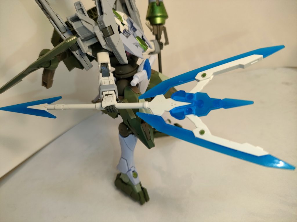 トランジェントが使っている武器も同じくそのまま使用している。こちらは常に展開状態で使っている。何かこだわりがあるようだ。両肩に装備されたファンネルはあのAGEⅡマグナムと同じものだが、この機体では飛ばすより、ブレードを展開しての威嚇行為と接近戦による接触ダメージ用に使用している。