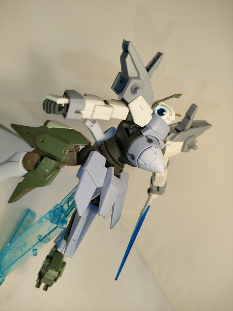 センサー系統の背面バックパックもパージすると、コーン型の太陽炉が露わになるが、狙えるものなら、狙ってみろとでも言いたげだ。