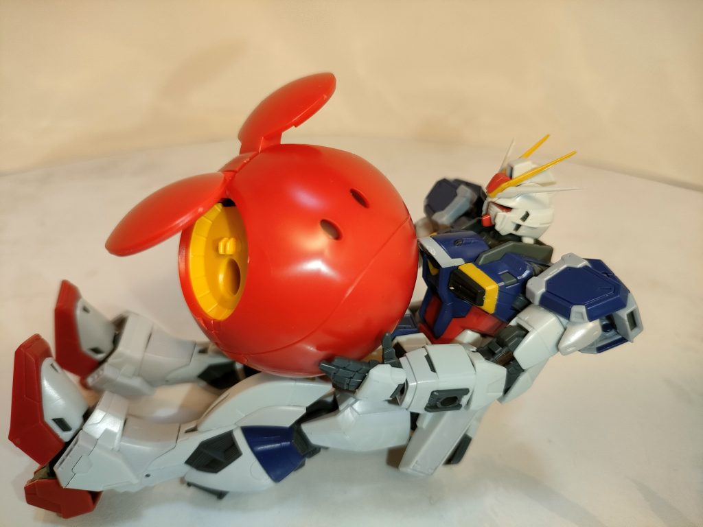 これがハロねえ…確かに可愛いわね~。ラクス総裁も好きになるわけだわ。