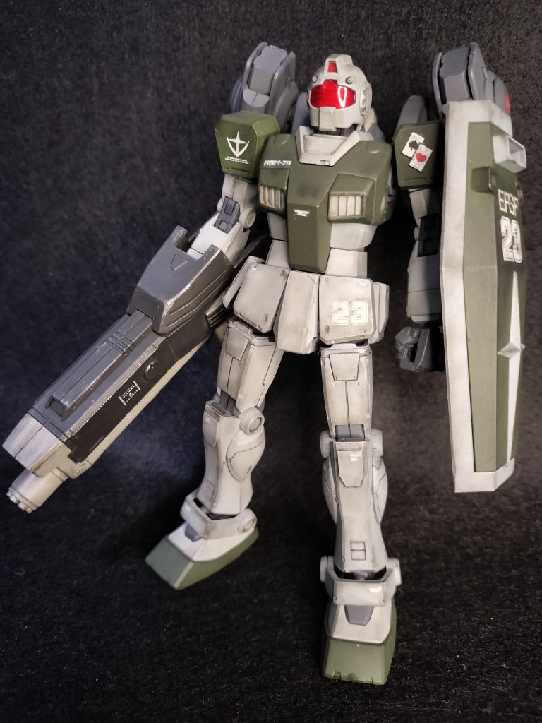 ジム特務仕様前面。ジム・インターセプトカスタムをノーマルっぽく改修。専用機風に緑系に仕上げてます。ヘビーガンダムからの流用で、4連装ミサイルランチャーと大型ガトリング砲が一体になった複合火器システム「フレーム・ランチャー」をメイン武器に、試作バックパックを装備、高機動高火力を実現してます。