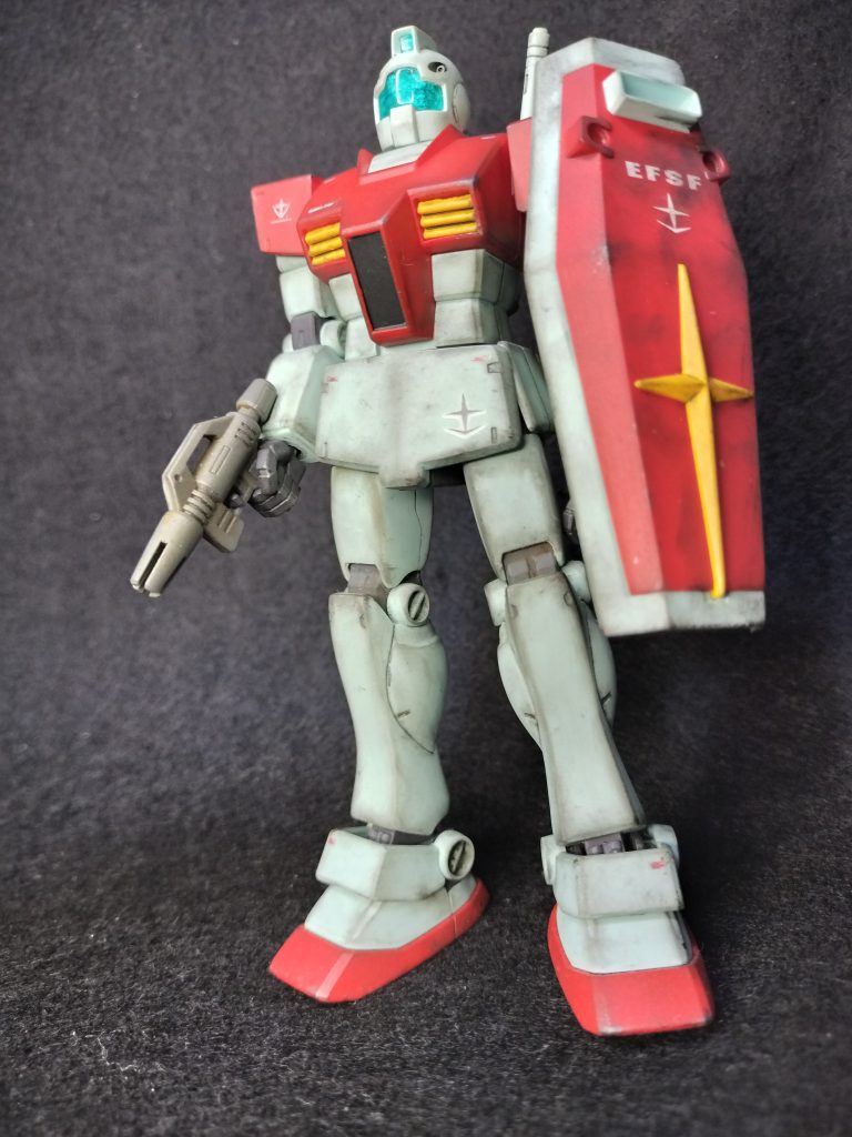 色褪せない名作キット、HGジムです。顔を小顔化して成形色仕立て。あらゆるジオラマで登場できると思うので、デカール控えめに軽く?ウエザリングし艶消しトップコートで仕上げました。