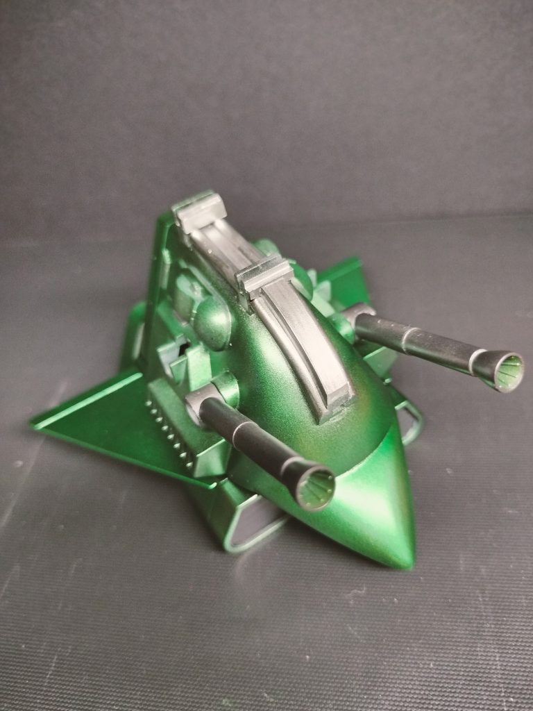 コクピットからケーブル状のものがあればと考えサイドからの空間を埋めるのも兼ねてランナーとプラ版接着してます