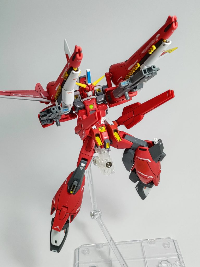 背側ショルダーキャノンのリンケージが長くなり、肩に装着できるようになった腰部にはレールガンが追加されており、フリーダムのようにすべての銃を撃つことができる