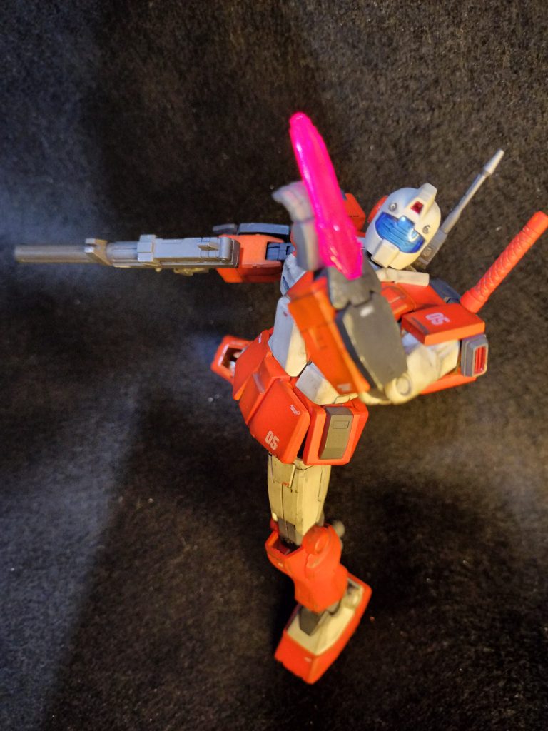 両腕にサーベルユニット。サーベルはレーザーポインターで光らせてます。右手にスマホ左手にポインターで、ぷるぷる震えながらの撮影。。背中には、強化型ビームサーベルを装備してます。前作スレッガー専用で作ったモノはこのビームサーベル作るの諦めましたけど、今回リニューアルして登場です。