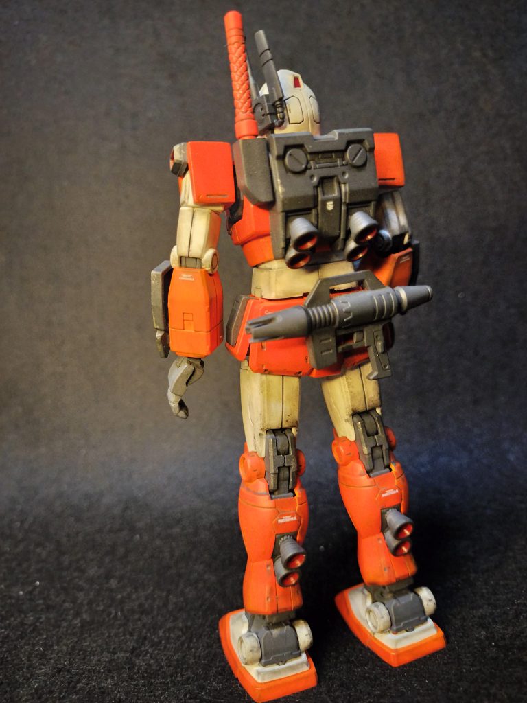 背部。カスタム型ということで、既存の機体より装甲が薄く、スラスターの増加で推進力は上がったが、戦闘継続時間が少なめな玄人好みの機体になってます。サブアームとしてスプレーガンも懸架。