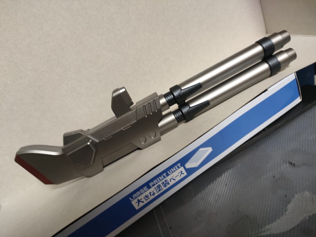 今回1番上手くいったのが「調色した銀」です。この写真では黒と赤以外は同じ銀で塗装しているのですが、他のメタリックよりも「光の当たり具合での色の表情の差」が激しくなっているように思いました。