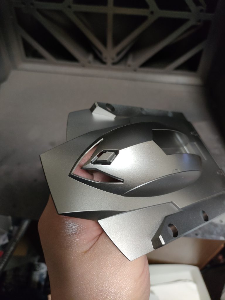 光が当たった部分はそこそこ派手に光り、そう出ない部分は急にスっと落ち着いた色合いに…という感じになっていると思います。