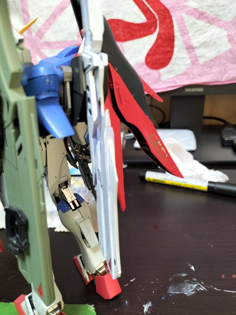 関節部位のパーツ軸も接着剤で補強しました