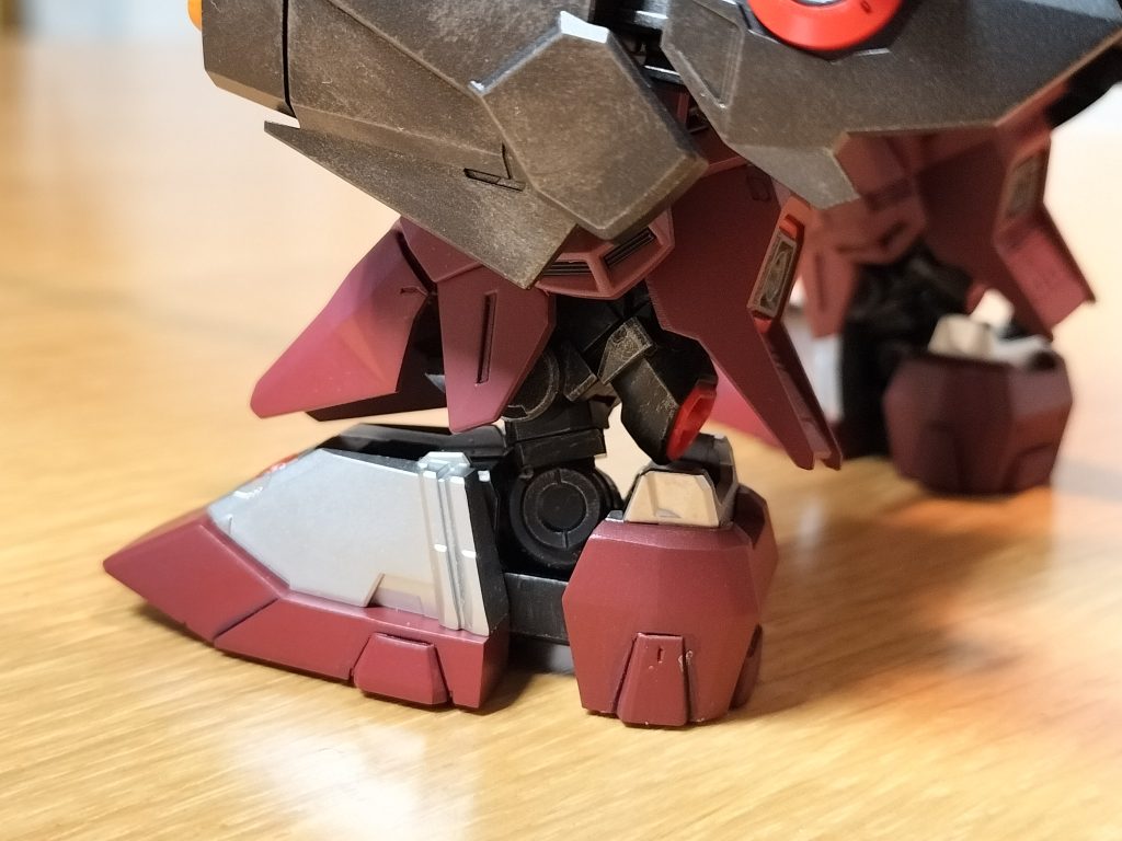 足首の延長と開いた隙間を余剰パーツ(スラスター)で埋めています。