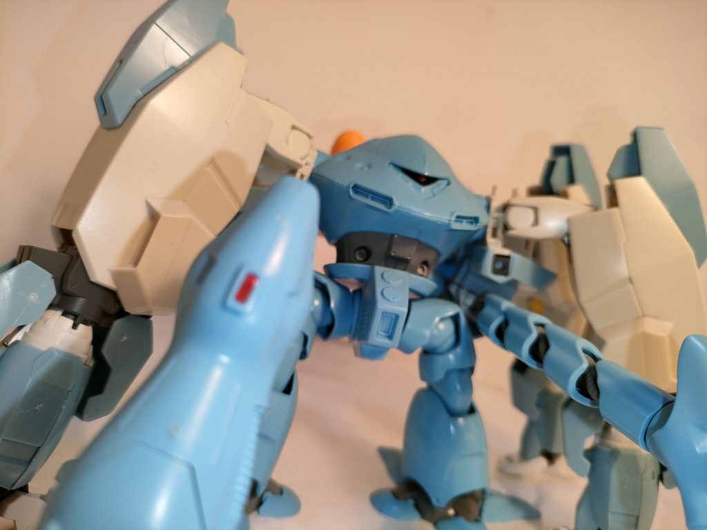 増設されたアームズパーツには合計で4つのバッテリーの他、予備電源装置、酸素装置等が搭載されているため、長時間の水中活動任務にも耐えられる。
