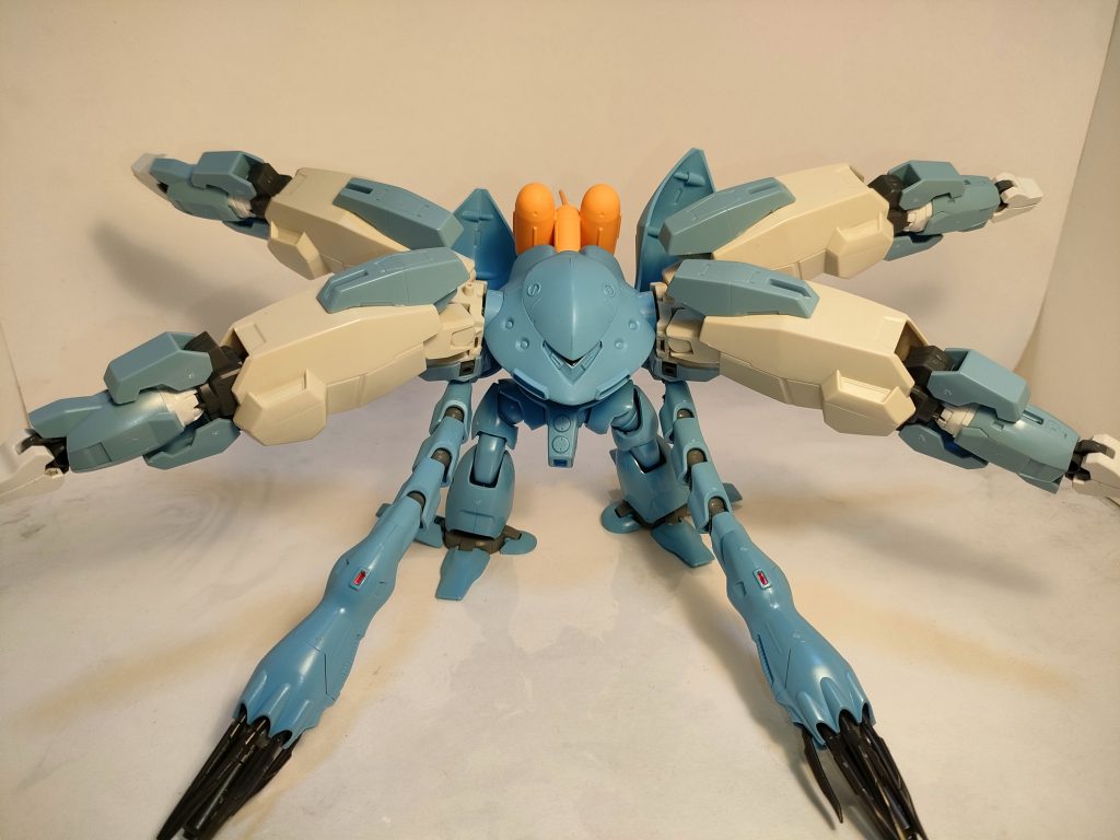 前述の通り、増設アームズはフレキシブルに可動。スラスターユニットでもあり、先端で敵機を挟み込むことも出来る。