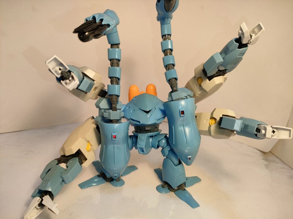 肩部アーマーを展開してある程度の防御も可能だ。腕部は増設アームズに移植した為、回転しながらの攻撃も行えるように。