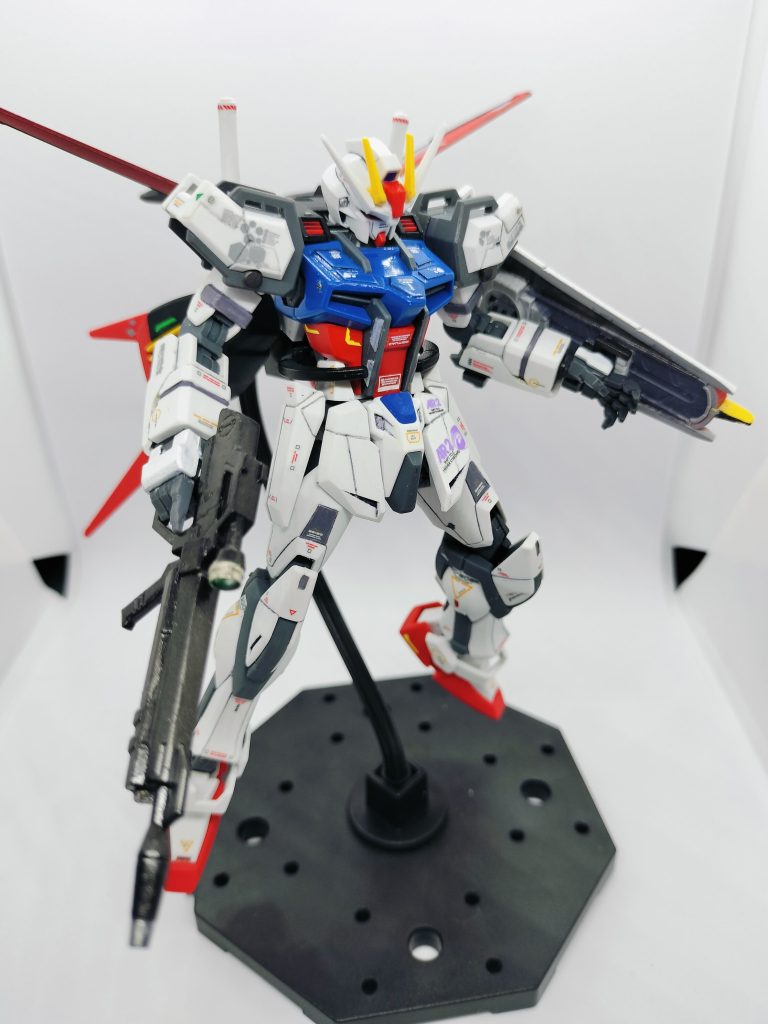 ちょっとデカールがうるさいですが、渡す相手が初心者なので「分かりやすい」と「汚さない」を意識して作りました。画像じゃ見えてませんが陸戦兵器ではなく「航空機」的なイメージで、各所に3Dシールにて左右識別灯を付けてます。下手なりにテーマとかイメージを持って作れたので満足出来たし上達に繋がったかと思います 