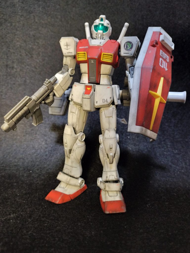 ジム指揮官機(サウス・バニング機)正面。オリジンジムを白く塗装して指揮官機にしてみました。特徴は2本のビームサーベルですが、それだけでは物足らないので背中にも追加センサーを取り付けてます。白の機体は汚しがいありますw