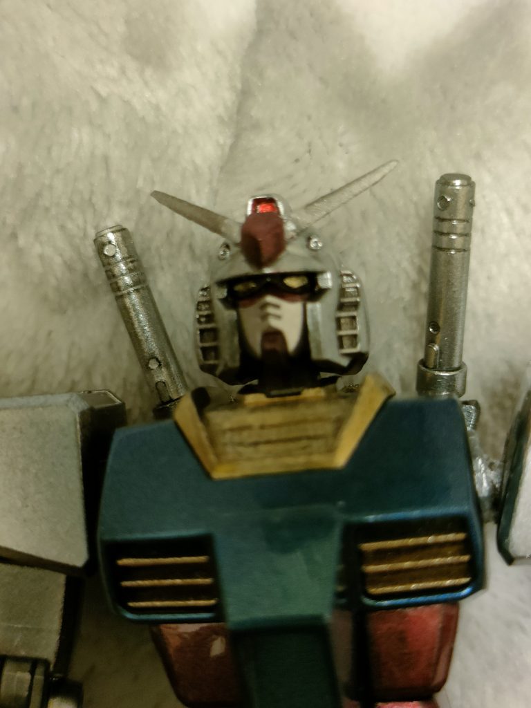 顔の塗り分けは頑張りました。付属の目のシールの黄色い部分をくり抜き、そのシールでマスキングしました。ブレードアンテナが折れて、再塗装になったせいで完成が遅れました…