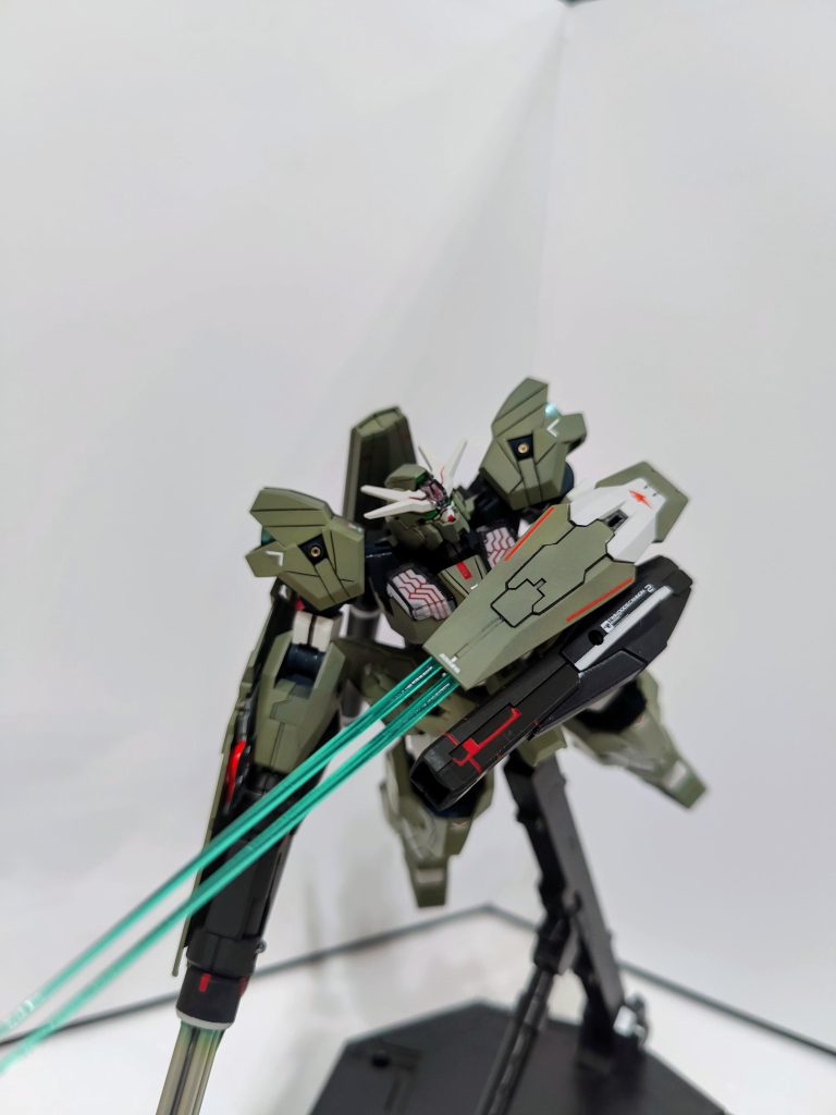 ビームサーベルはシールド内蔵型でガンダムSEEDのゲイツをイメージ