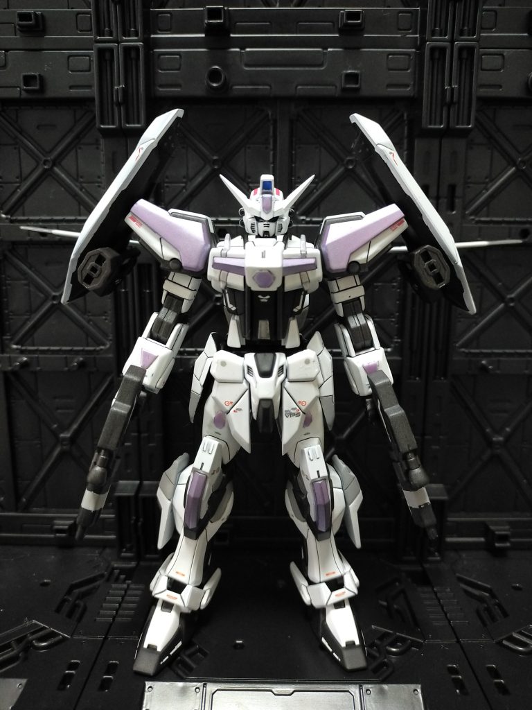 全体的にスジ彫りとプラ版でディテールアップ。境界戦機と30mm、ガンプラのジャンクパーツを各所に配置しました。クリアパーツの塗装には、シルバー下地に蛍光クリアーをプリズムパステル塗料で色付けしたものを吹いています。けど、あんまりそれっぽくないですね。