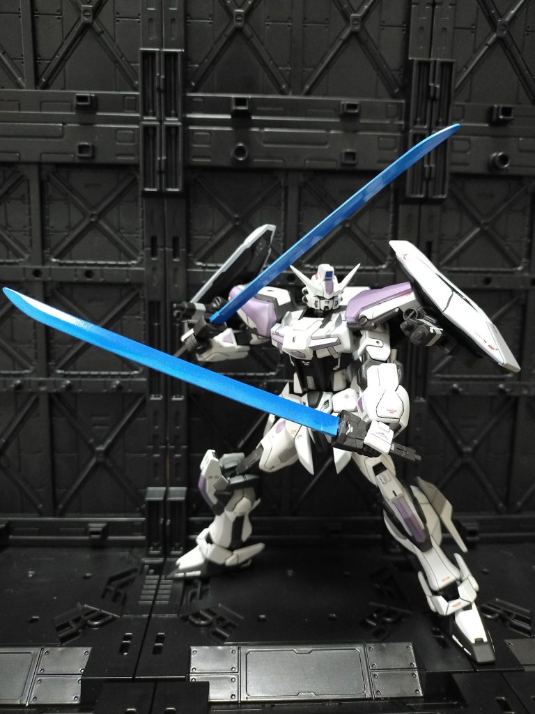 適当にポージング。割としっかり乾燥させたからか、塗装剥げとかなくガシガシ動かせてます。