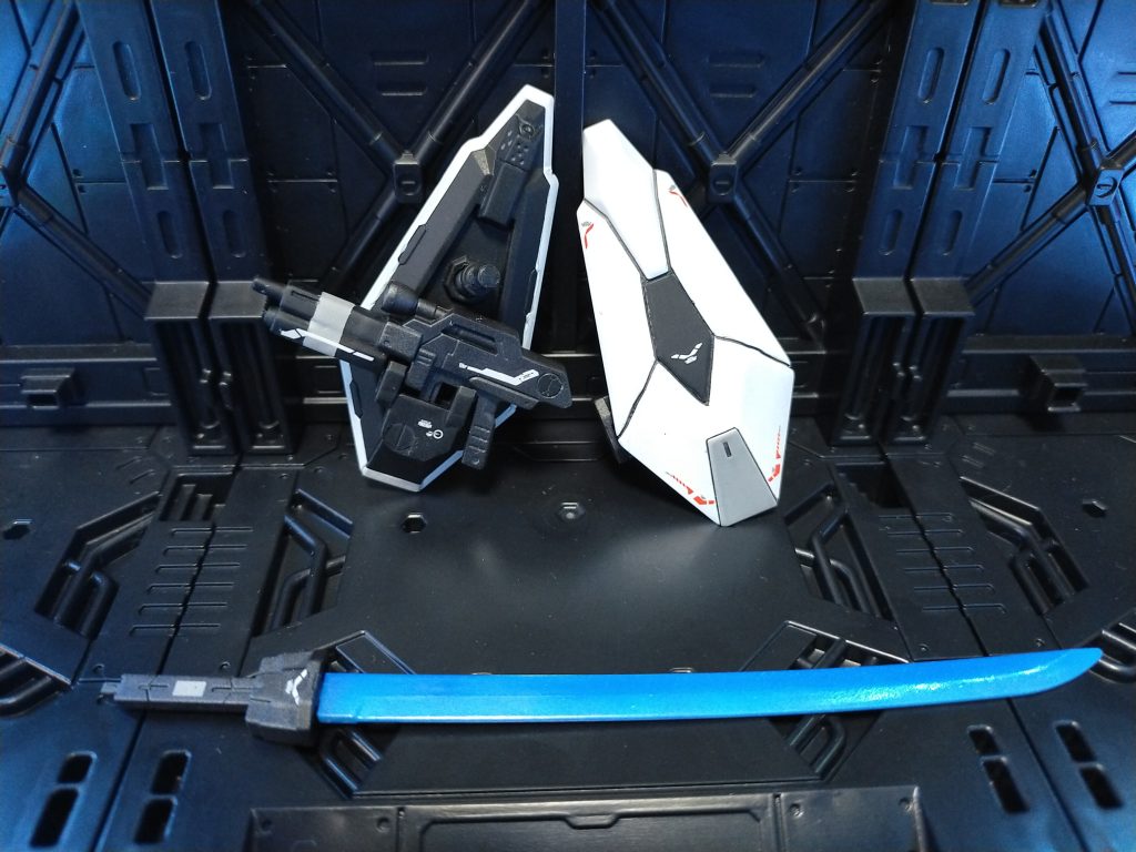 武装に ・ウェポンラックシールド x2 ・ビームショートライフル x2 ・ビームカタナ x2境界戦機のシールドに同じく境界のウェポンラックをジョイントし、ライフルとカタナをラック出来ます。ビームライフルはストライクの物を使用、短くしてグリップ部はウェポンラックに引っ掛ける場所にしました。30mmのエネルギーウェポンを少しいじり、一番ビームサーベルっぽくなるものを選定しました。