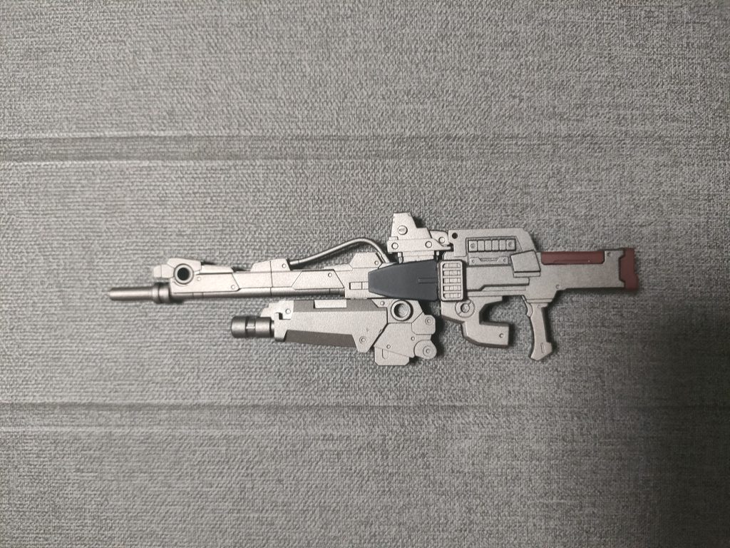 ライフルはオリジナルの物をミキシングで制作、コトブキヤのフリースタイルガンにバンダイの30MMの部品を組み合わせた長尺のライフルです。