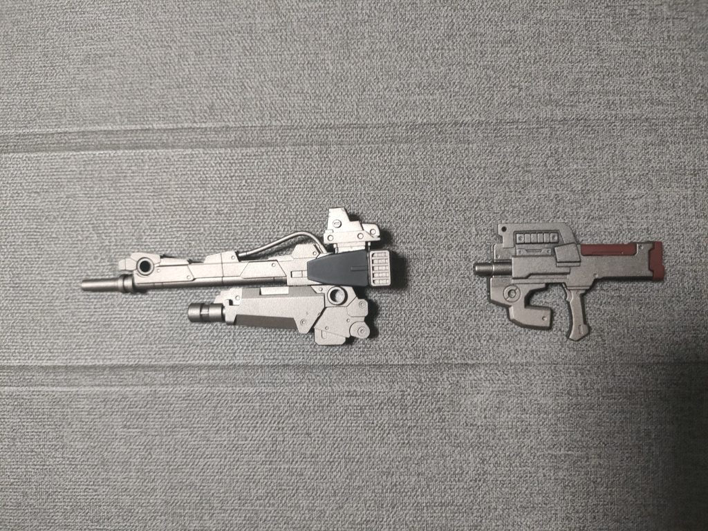 また、ライフルの先端は取り外し可能でサブマシンガンにもなります。