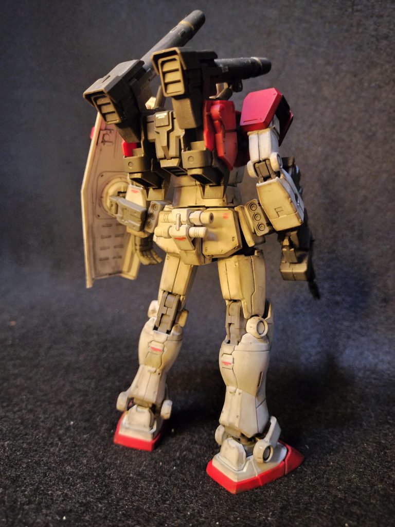 アデル機背面。腰部にビームサーベルを懸架。オリジンガンキャノンのキャノンパーツを付けることができるんですね。色も赤なので違和感なし、遊びがいありますw